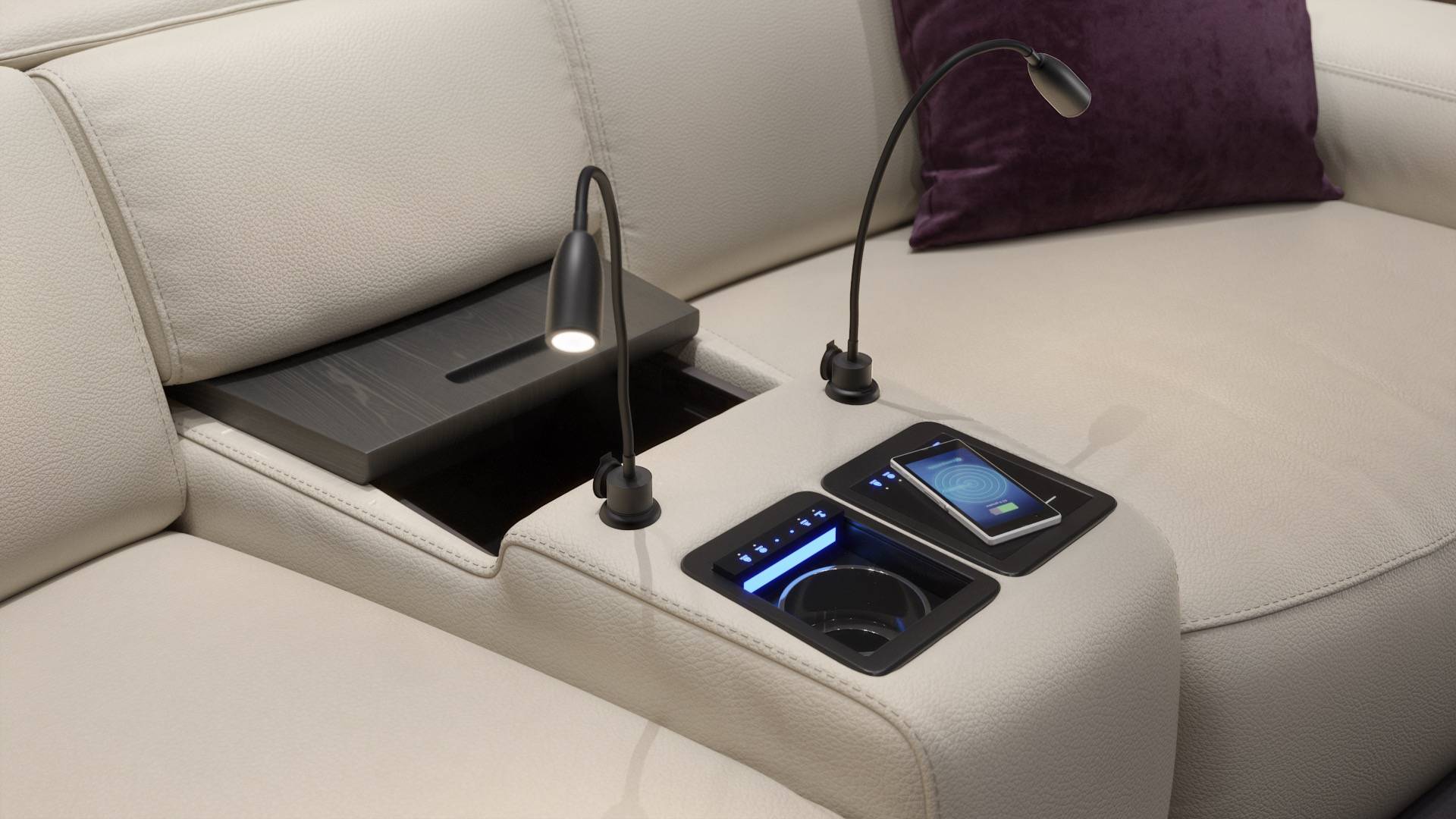 Weiße Ledercouch mit integriertem USB-Ladegerät und Leselampe.