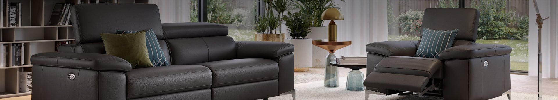 Elegantes graues Ledersofa-Set in modernem Wohnzimmer.