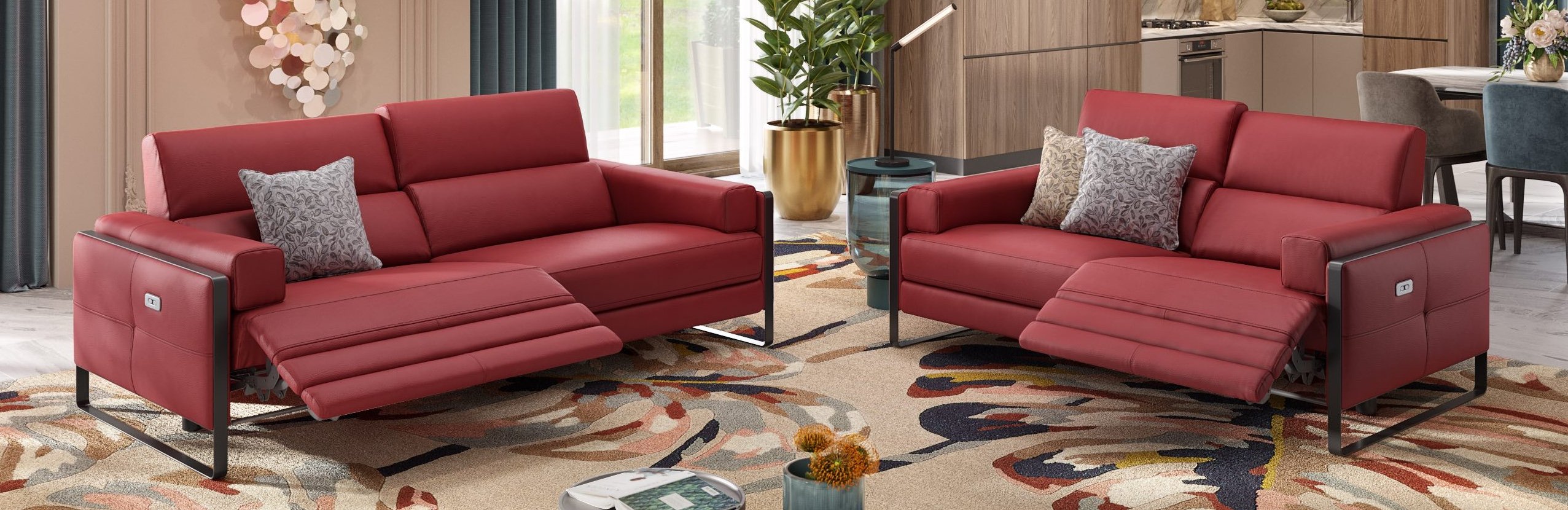 Rotes Ledersofa-Set mit Kissen in modernem Wohnzimmer.