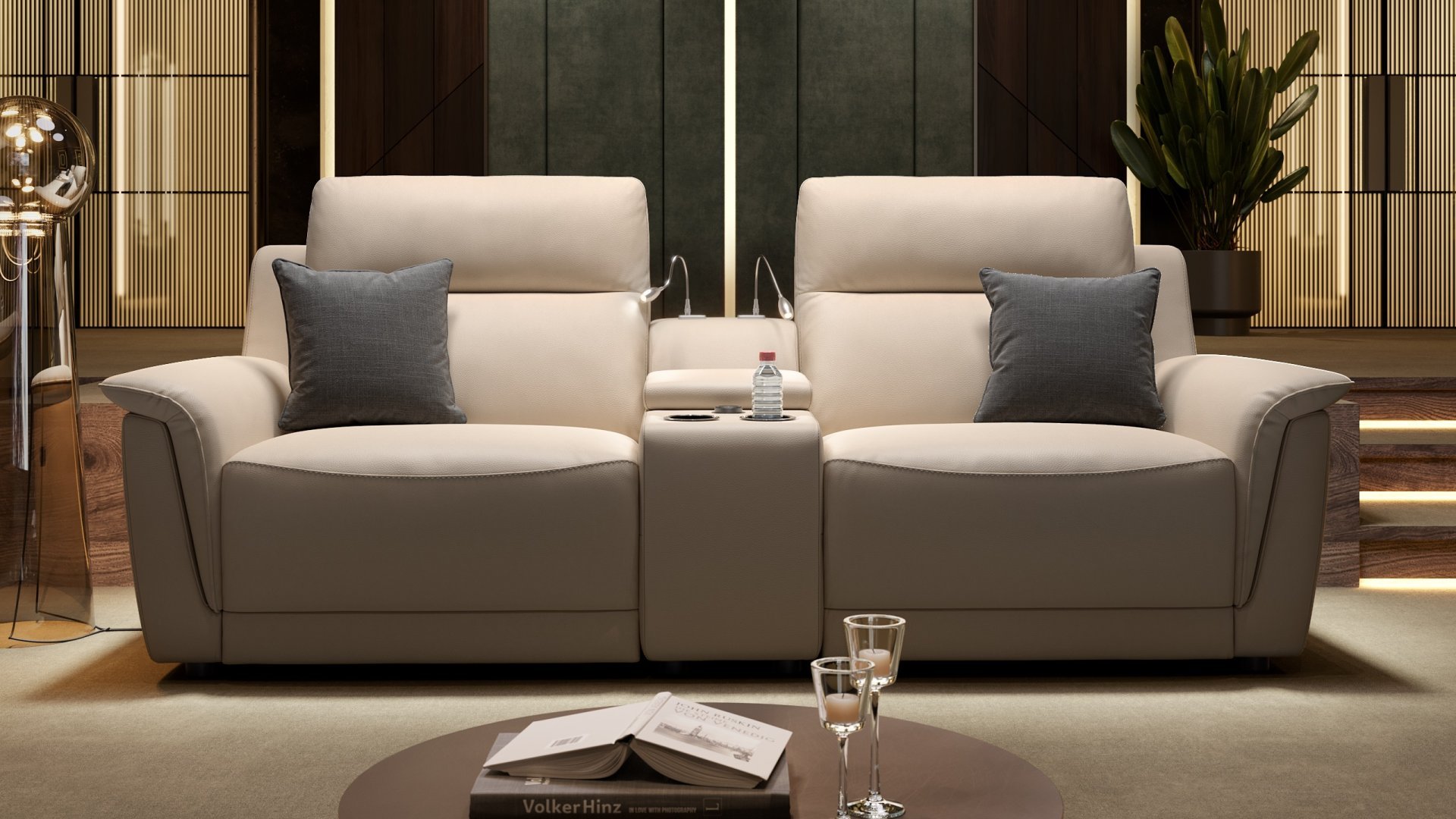 Beige Ledersofa mit Kissen in elegantem Wohnzimmer.