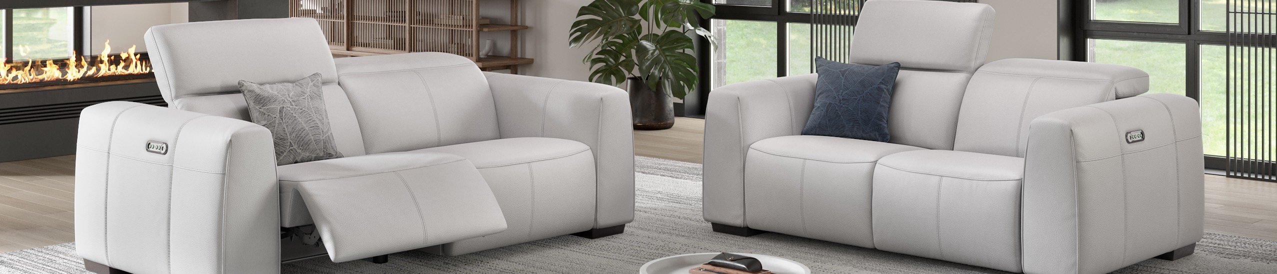 3-Sitzer-Sofas Graues Ledersofa mit verstellbaren Kopfstützen im Wohnzimmer.